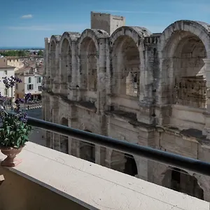 Avec Balcon Donnant Sur Les Arenes D'arles Arles